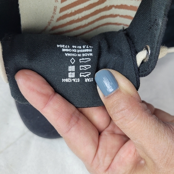 Taos Star black canvas sneakers with black soles and ivory laces casual NWOT 7.5 - Picture 10 of 10